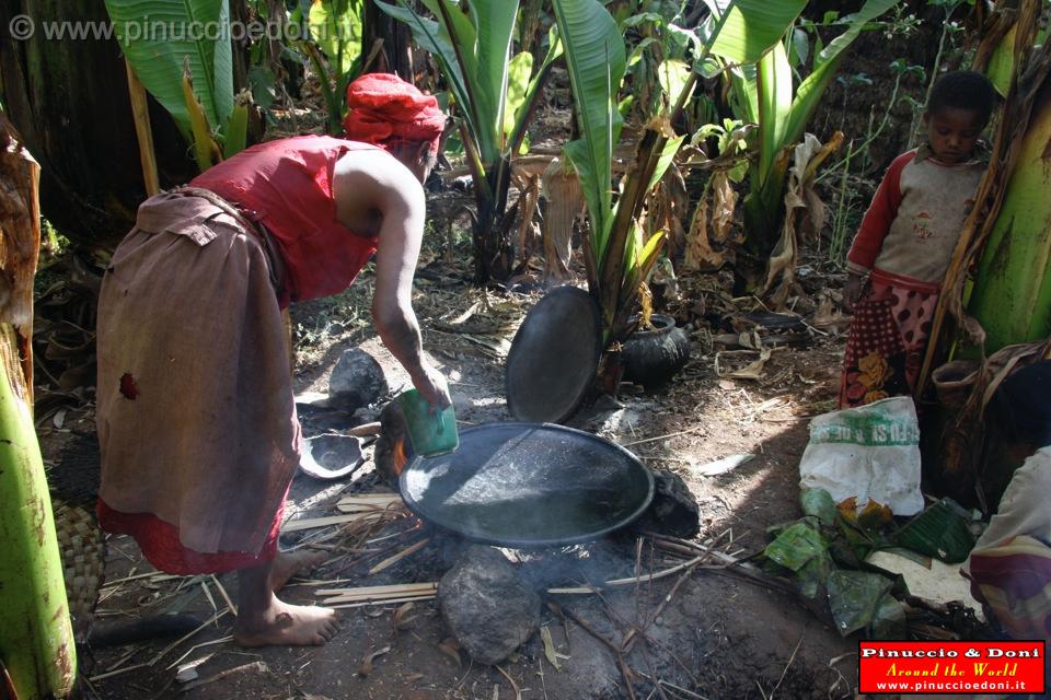 Ethiopia - Preparazione del kotcho pane tradizionale - 01.jpg